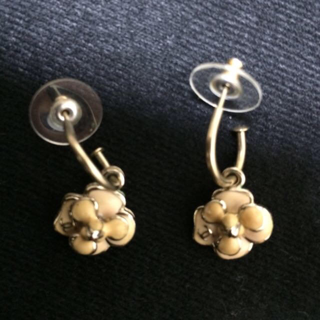 CHANEL(シャネル)のCHANEL カメリア ピアス レディースのアクセサリー(ピアス)の商品写真