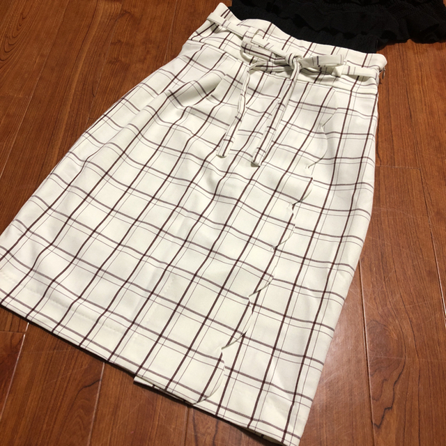 MIIA(ミーア)のMIIA スカラップタイトスカート レディースのスカート(ひざ丈スカート)の商品写真