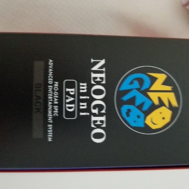 NEO GEO  mini PAD ネオ ジオ ミニ パット 黒、白のセット エンタメ/ホビーのゲームソフト/ゲーム機本体(家庭用ゲームソフト)の商品写真