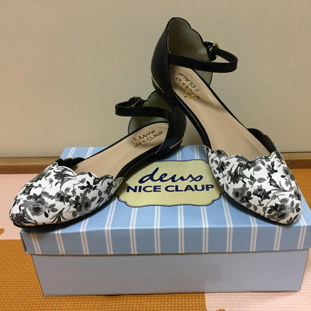 NICE CLAUP(ナイスクラップ)の新品 アンクルストラップパンプス 白 バイカラー 花柄 nice claup レディースの靴/シューズ(ハイヒール/パンプス)の商品写真