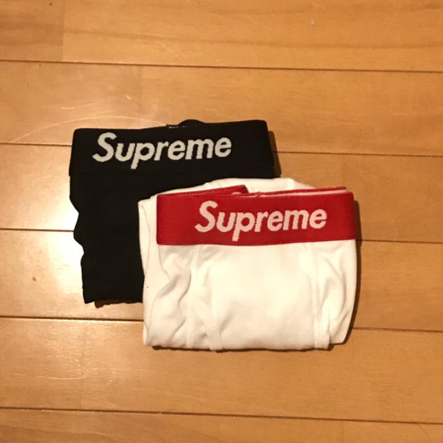 Supreme(シュプリーム)の値下げ不可 即購入可能 Supreme ボクサーパンツ Mサイズ 白黒一枚ずつ メンズのアンダーウェア(ボクサーパンツ)の商品写真