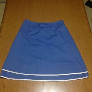キレイなブルーのスカート(ひざ丈スカート)