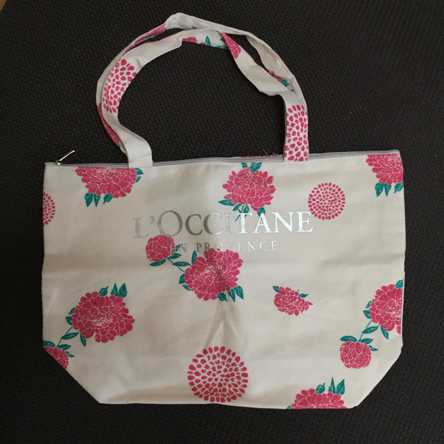 L'OCCITANE(ロクシタン)のIn Red ロクシタン 初夏の花咲くトート レディースのバッグ(トートバッグ)の商品写真