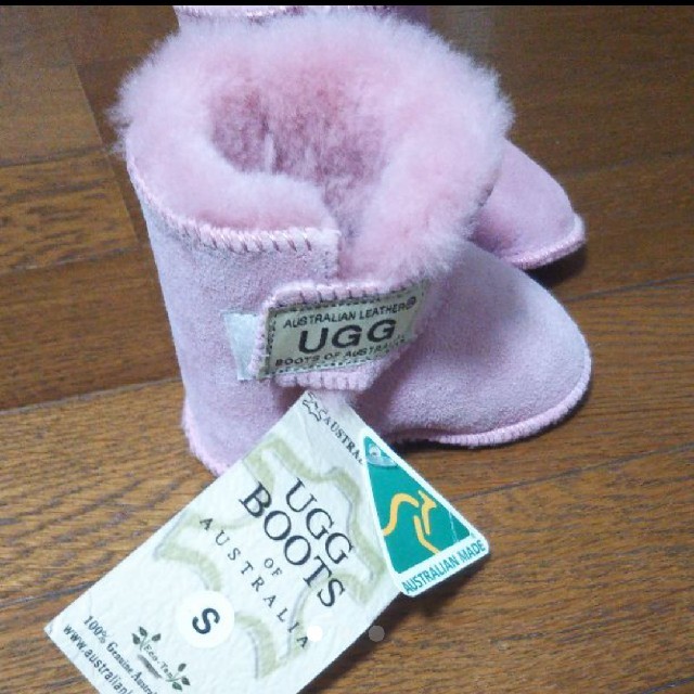 UGG(アグ)のm様取り置き(8/8まで)新品未使用 UGG ベビームートン ピンク キッズ/ベビー/マタニティのベビー靴/シューズ(~14cm)(ブーツ)の商品写真