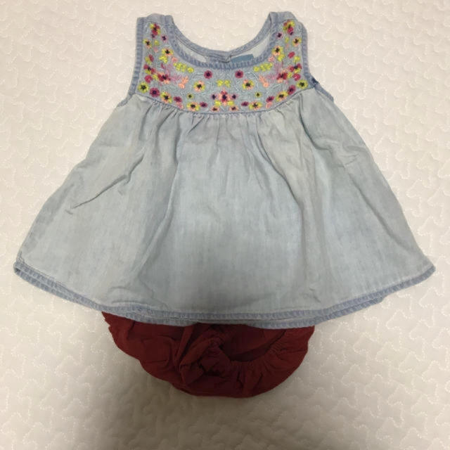 babyGAP(ベビーギャップ)の80cm 刺繍デニムトップス キッズ/ベビー/マタニティのベビー服(~85cm)(シャツ/カットソー)の商品写真