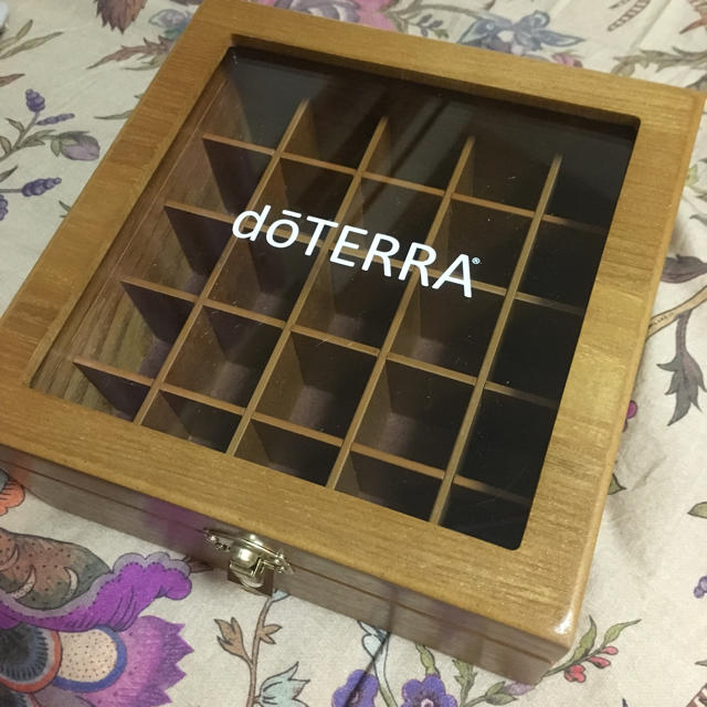 ここ様専用◼️新品★ doTERRA ドテラ 木箱 25個用★ コスメ/美容のリラクゼーション(アロマグッズ)の商品写真