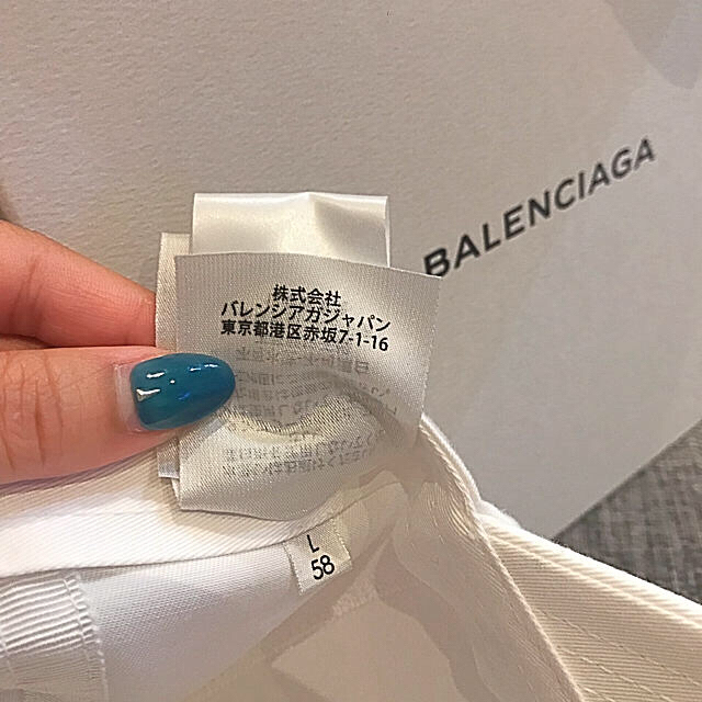 Balenciaga(バレンシアガ)のBalenciagaキャップ新品未使用ホワイトレディースL58 レディースの帽子(キャップ)の商品写真