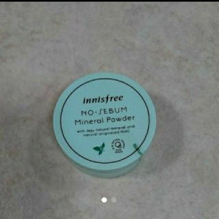 イニスフリー(Innisfree)の【新品】イニスフリーノーシーバムミネラルパウダー(フェイスパウダー)