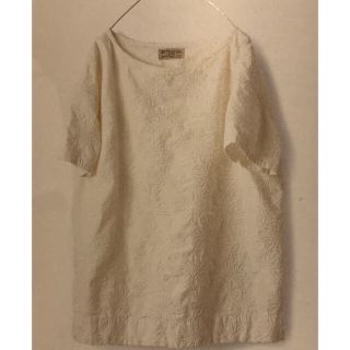 フェリシモ(FELISSIMO)のフェリシモ・sunny clouds（刺繍玉トップス）(Tシャツ(半袖/袖なし))