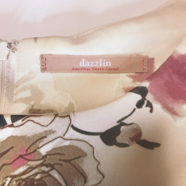 dazzlin(ダズリン)の新品同様  美品＊dazzlin ローズ柄ボンディングワンピース 花柄 レディースのワンピース(ミニワンピース)の商品写真