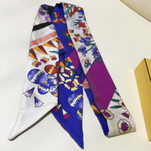 FENDI(フェンディ)のフェンディ  ツイリー 白紫青 お花 レディースのファッション小物(バンダナ/スカーフ)の商品写真