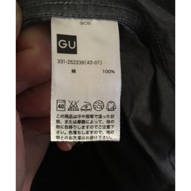 GU(ジーユー)のメンズシャツグレー L メンズのトップス(Tシャツ/カットソー(半袖/袖なし))の商品写真