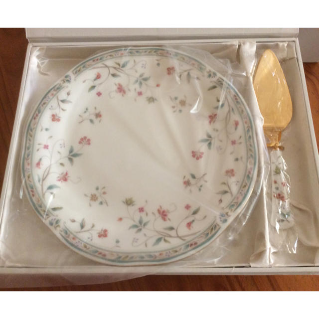 Noritake(ノリタケ)のノリタケ  花更紗  カップ&ソーサー、ケーキサーバーセット、スクエアープレート インテリア/住まい/日用品のキッチン/食器(食器)の商品写真