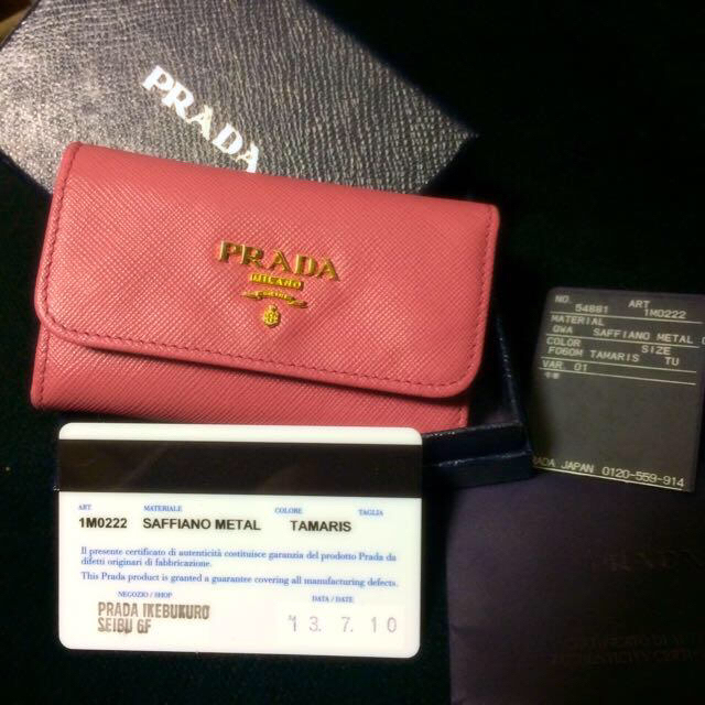 PRADA(プラダ)のPRADAのキーケースです。 レディースのファッション小物(キーホルダー)の商品写真