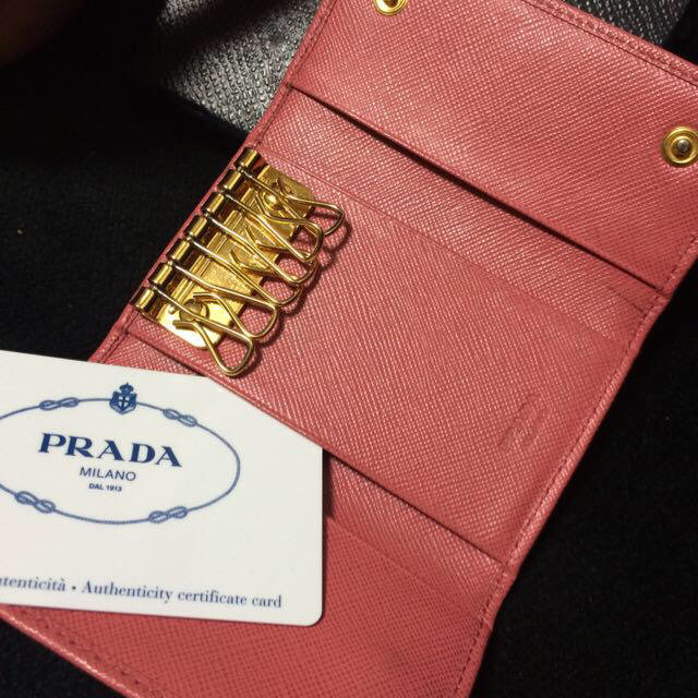 PRADA(プラダ)のPRADAのキーケースです。 レディースのファッション小物(キーホルダー)の商品写真