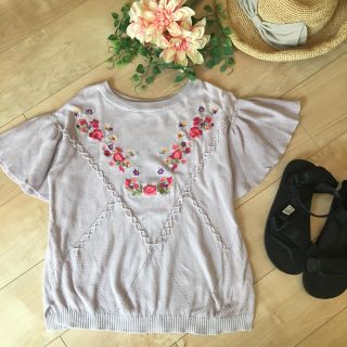 ダブルクローゼット(w closet)の週末お値下げ 490円→350円  w closet 刺繍入りフレア袖ニット(カットソー(半袖/袖なし))