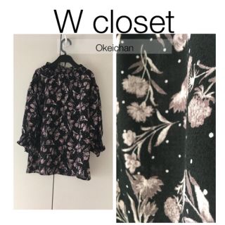 ダブルクローゼット(w closet)の今季新作☆ドット花柄シャーリングブラウス クロ(シャツ/ブラウス(半袖/袖なし))