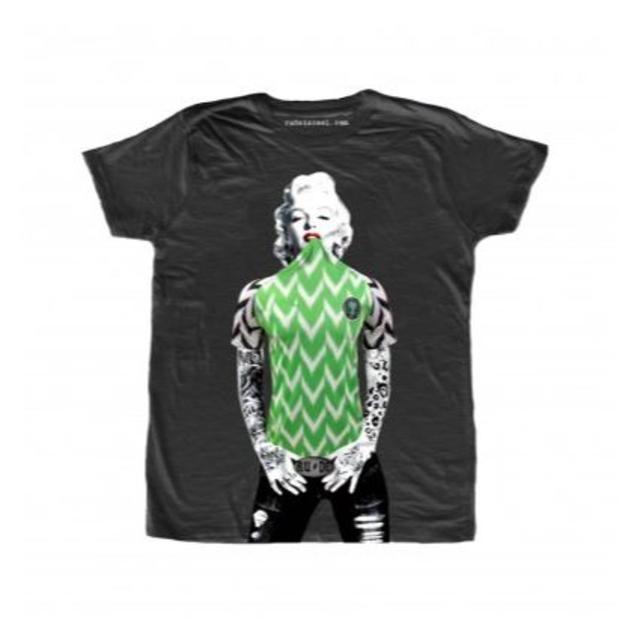 RUDE BOY(ルードボーイ)の直輸入・ＲＵＤＥ サッカーナイジェリア代表 モンローＴシャツ 黒 サイズ S メンズのトップス(Tシャツ/カットソー(半袖/袖なし))の商品写真