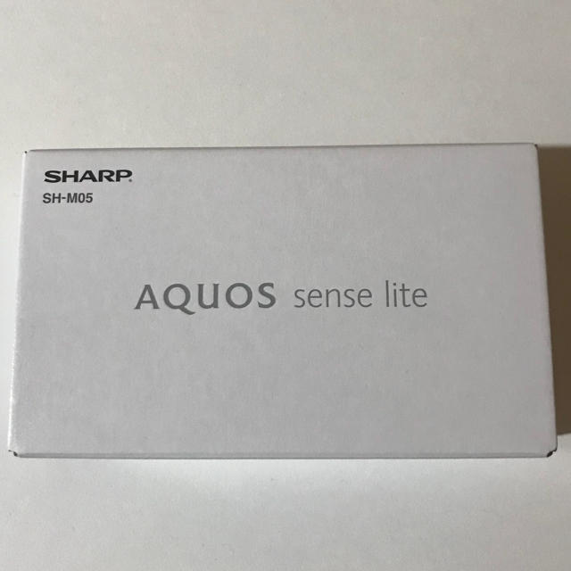 SHARP(シャープ)のAQUOS sense lite(レッド)新品 スマホ/家電/カメラのスマートフォン/携帯電話(スマートフォン本体)の商品写真