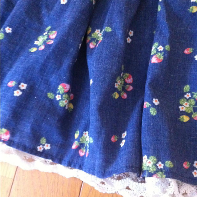 Leap Lippin(リープリッピン)のイチゴ柄ミニスカート レディースのスカート(ミニスカート)の商品写真