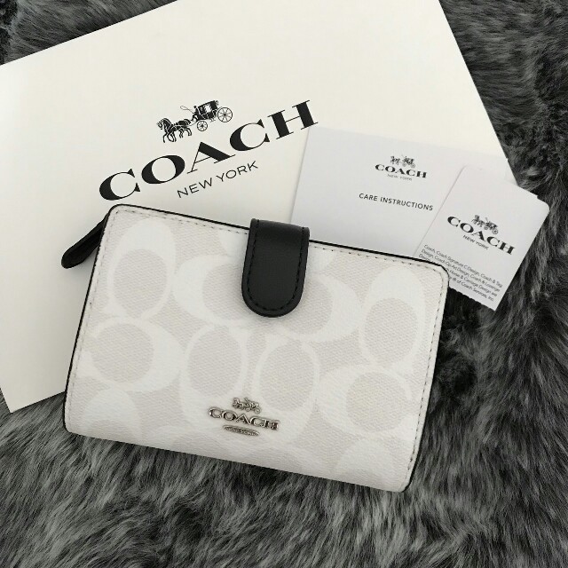 新品☆COACH(コーチ) ホワイト×ネイビー シグネチャー 折り財布スナップ内部