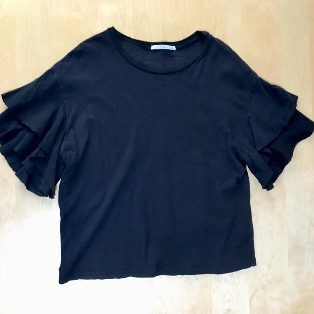 KBF(ケービーエフ)のKBF ティアードスリーブTシャツ 黒 ブラック フリーサイズ 半袖 五分袖 レディースのトップス(Tシャツ(半袖/袖なし))の商品写真