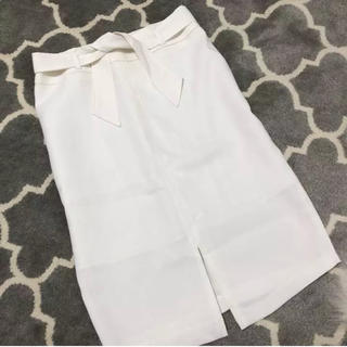 ザラ(ZARA)の新品♡タイトスカート リボン ホワイト 膝丈 オフィス スリット(ひざ丈スカート)