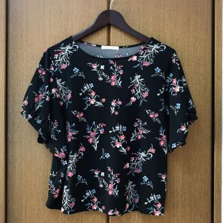 グリーンパークス(green parks)のグリーンパークス 花柄 黒 トップス Ｔシャツ カットソー ＊ 美品 (カットソー(半袖/袖なし))