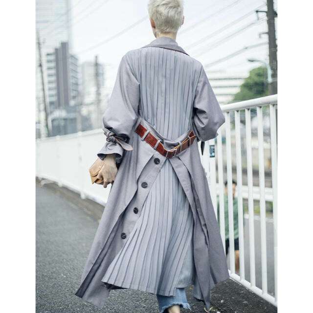 Ameri VINTAGE(アメリヴィンテージ)の新品 Ameri Back Pleats Layered Coat グレー  レディースのジャケット/アウター(トレンチコート)の商品写真