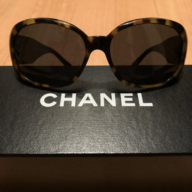 CHANEL(シャネル)のシャネル サングラス カメリア べっこう CHANEL レディースのファッション小物(サングラス/メガネ)の商品写真