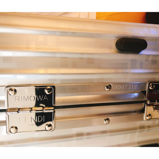 RIMOWA(リモワ)のフェンディ×リモワ コラボレーションスーツケースレッド RIMOWA直営店購入 メンズのバッグ(トラベルバッグ/スーツケース)の商品写真