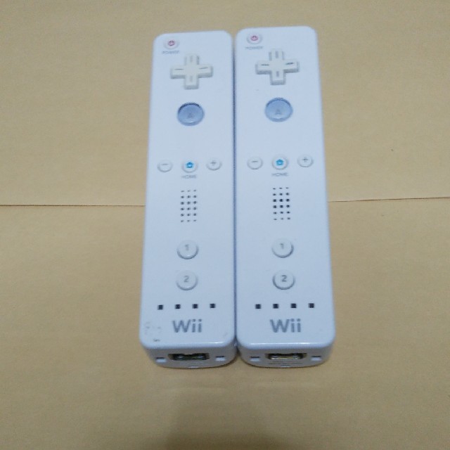 Wii(ウィー)のWiiリモコン２個セット　ホワイト エンタメ/ホビーのゲームソフト/ゲーム機本体(家庭用ゲーム機本体)の商品写真