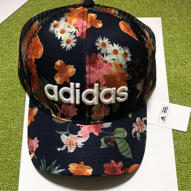 adidas(アディダス)のadidasアディダスキャップ花柄 レディースの帽子(キャップ)の商品写真