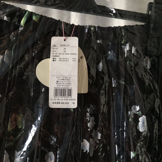 31 Sons de mode(トランテアンソンドゥモード)の新品タグ付き☆ トランテアン 小花柄プリントプリーツスカート 黒 レディースのスカート(ひざ丈スカート)の商品写真