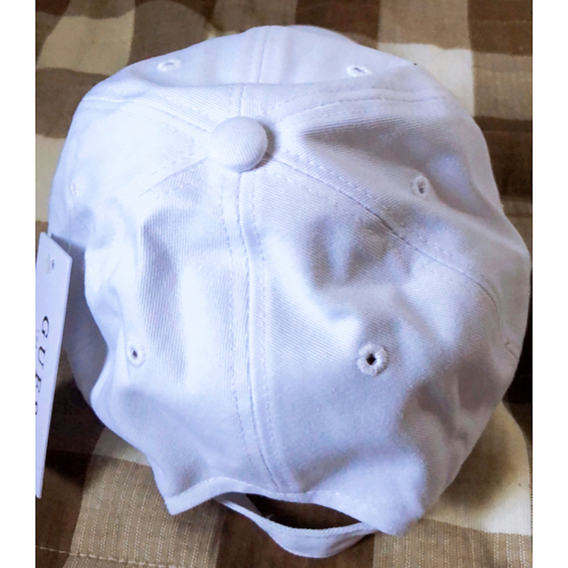GUESS(ゲス)の【新品】GUESS(ゲス)キャップ白 レディースの帽子(キャップ)の商品写真