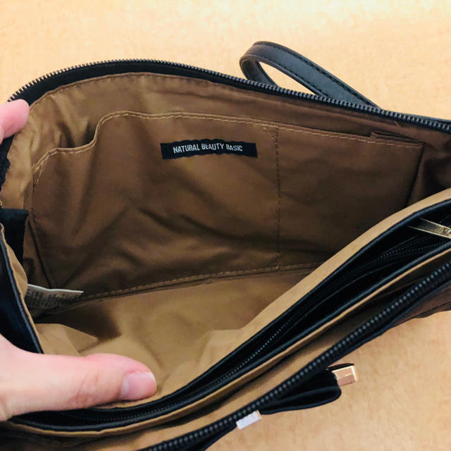 NATURAL BEAUTY BASIC(ナチュラルビューティーベーシック)の美品 黒バッグ レディースのバッグ(ハンドバッグ)の商品写真