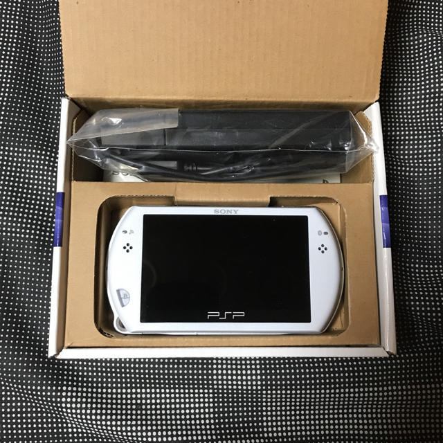 PlayStation Portable(プレイステーションポータブル)のpsp go エンタメ/ホビーのゲームソフト/ゲーム機本体(携帯用ゲーム機本体)の商品写真