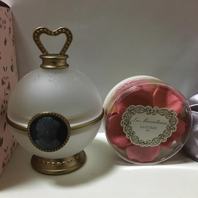 Les Merveilleuses LADUREE(レメルヴェイユーズラデュレ)の箱付き 花びらチーク＆ポット LADUREE コスメ/美容のベースメイク/化粧品(チーク)の商品写真