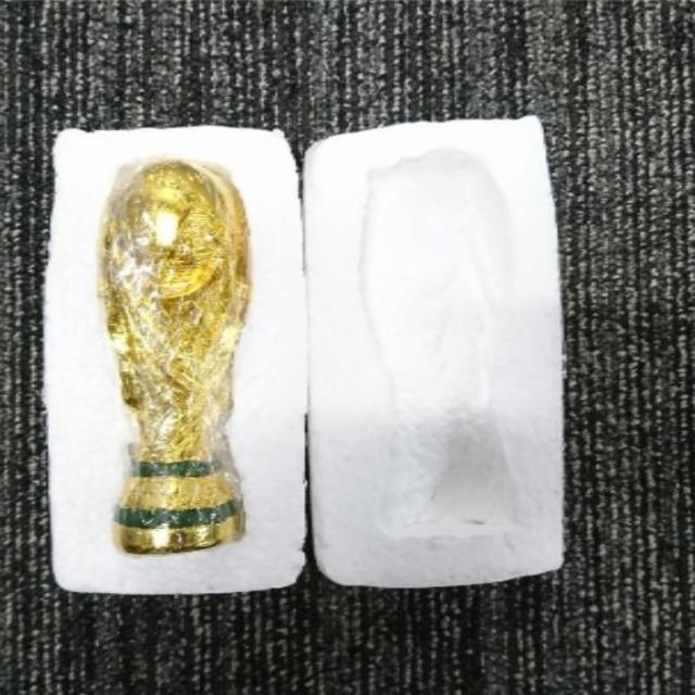 ワールドカップ　サッカー　レプリカトロフィー(13cm)　キーホルダー付き　新品 スポーツ/アウトドアのサッカー/フットサル(記念品/関連グッズ)の商品写真