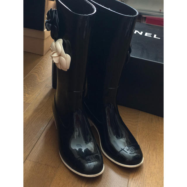 CHANEL(シャネル)の【明日まで最終値下げ】CHANEL❤︎カメリアレインブーツ レディースの靴/シューズ(レインブーツ/長靴)の商品写真