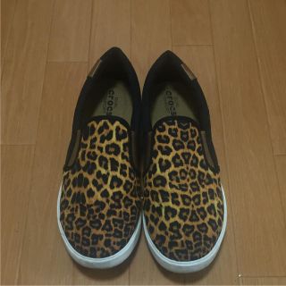 クロックス(crocs)の美品▼クロックス▼ヒョウ柄 レオパード トレンド スリッポン スニーカー(スリッポン/モカシン)