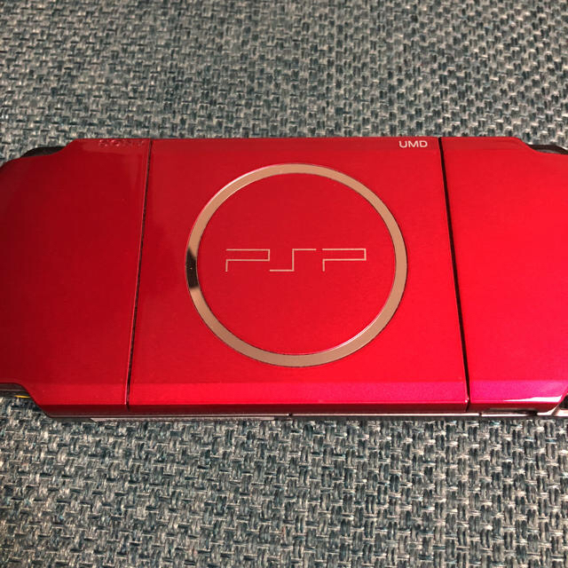 PlayStation Portable(プレイステーションポータブル)の値下げ中 PSP 赤 エンタメ/ホビーのゲームソフト/ゲーム機本体(携帯用ゲーム機本体)の商品写真