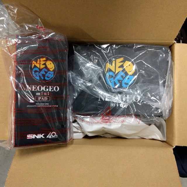 SNK(エスエヌケイ)のNEOGEO-mini PADブラック セット エンタメ/ホビーのゲームソフト/ゲーム機本体(家庭用ゲーム機本体)の商品写真