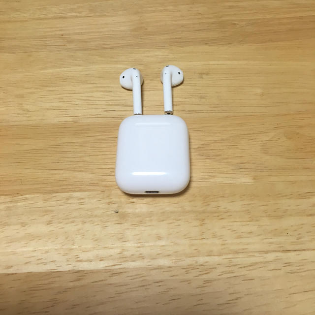 Apple(アップル)のAirPods 保証書付き スマホ/家電/カメラのスマートフォン/携帯電話(その他)の商品写真