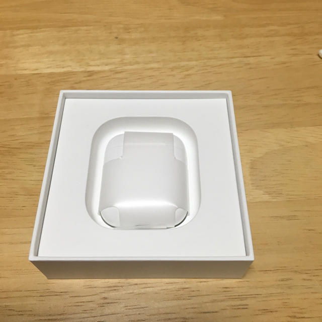 Apple(アップル)のAirPods 保証書付き スマホ/家電/カメラのスマートフォン/携帯電話(その他)の商品写真