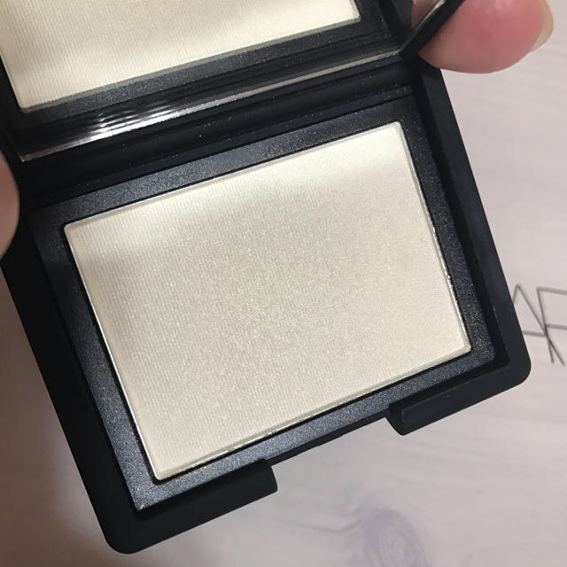 NARS(ナーズ)のNARS ハイライティングブラッシュパウダー アルバトロス #5131 4.8g コスメ/美容のベースメイク/化粧品(フェイスカラー)の商品写真