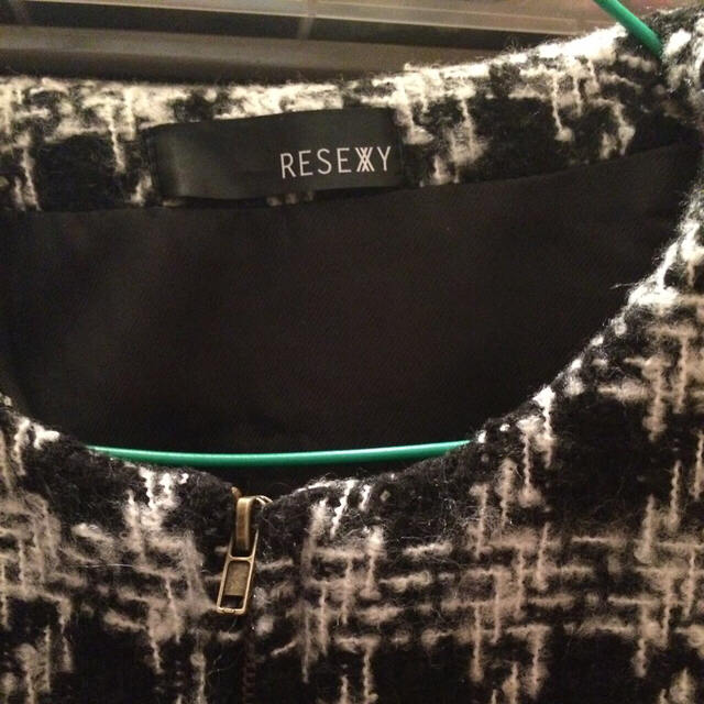 RESEXXY(リゼクシー)のノーカラーチェック×ファーコート レディースのジャケット/アウター(毛皮/ファーコート)の商品写真