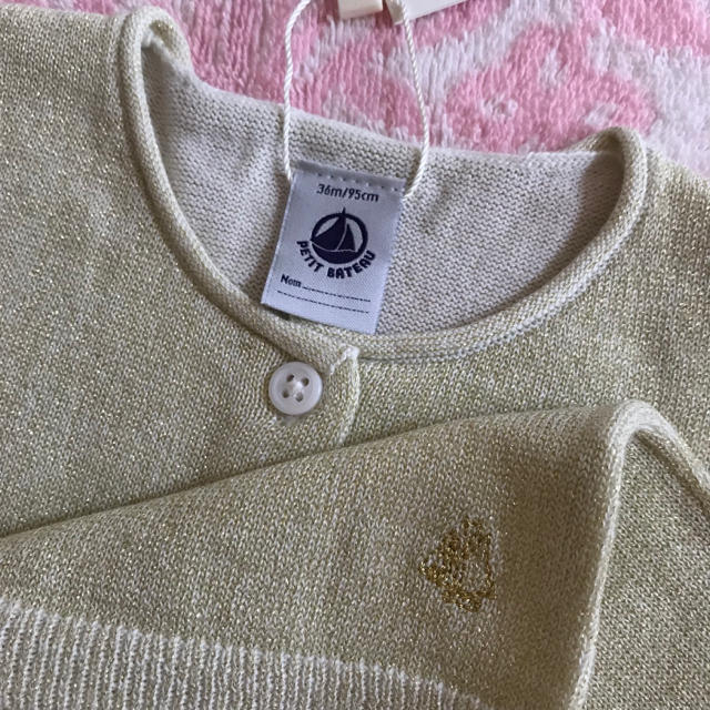 PETIT BATEAU(プチバトー)の《お値下げ》新品 プチバトー♡ ゴールドラメ カーディガン 36m 95cm キッズ/ベビー/マタニティのキッズ服女の子用(90cm~)(カーディガン)の商品写真