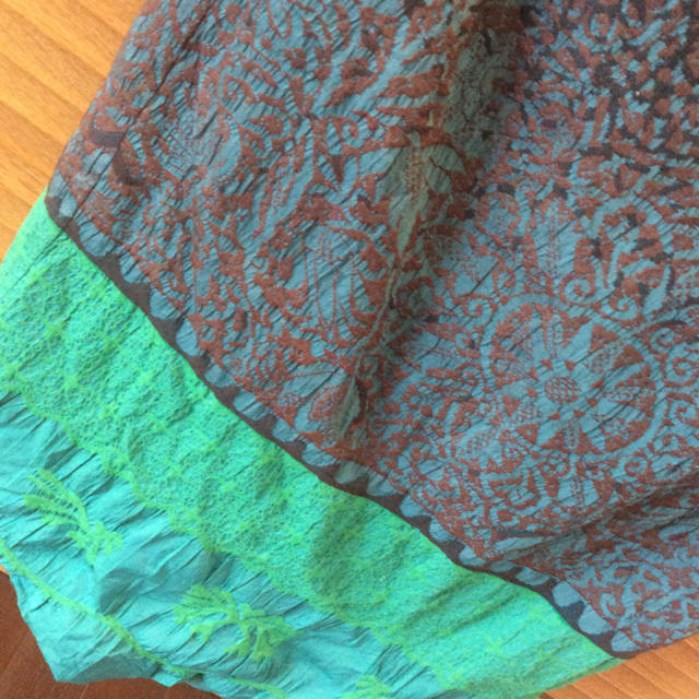 ISSEY MIYAKE(イッセイミヤケ)の刺繍と色使いが可愛いいシフォンスカート ショコラさま専用ページ レディースのスカート(ロングスカート)の商品写真