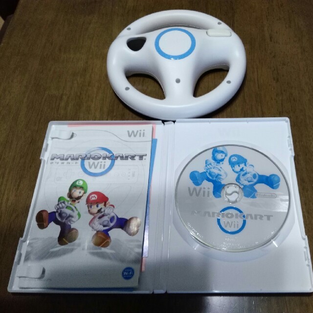 Wii(ウィー)のwii  マリオカート&ハンドル エンタメ/ホビーのゲームソフト/ゲーム機本体(家庭用ゲームソフト)の商品写真